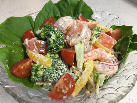 海老と緑黄色野菜の彩りサラダ